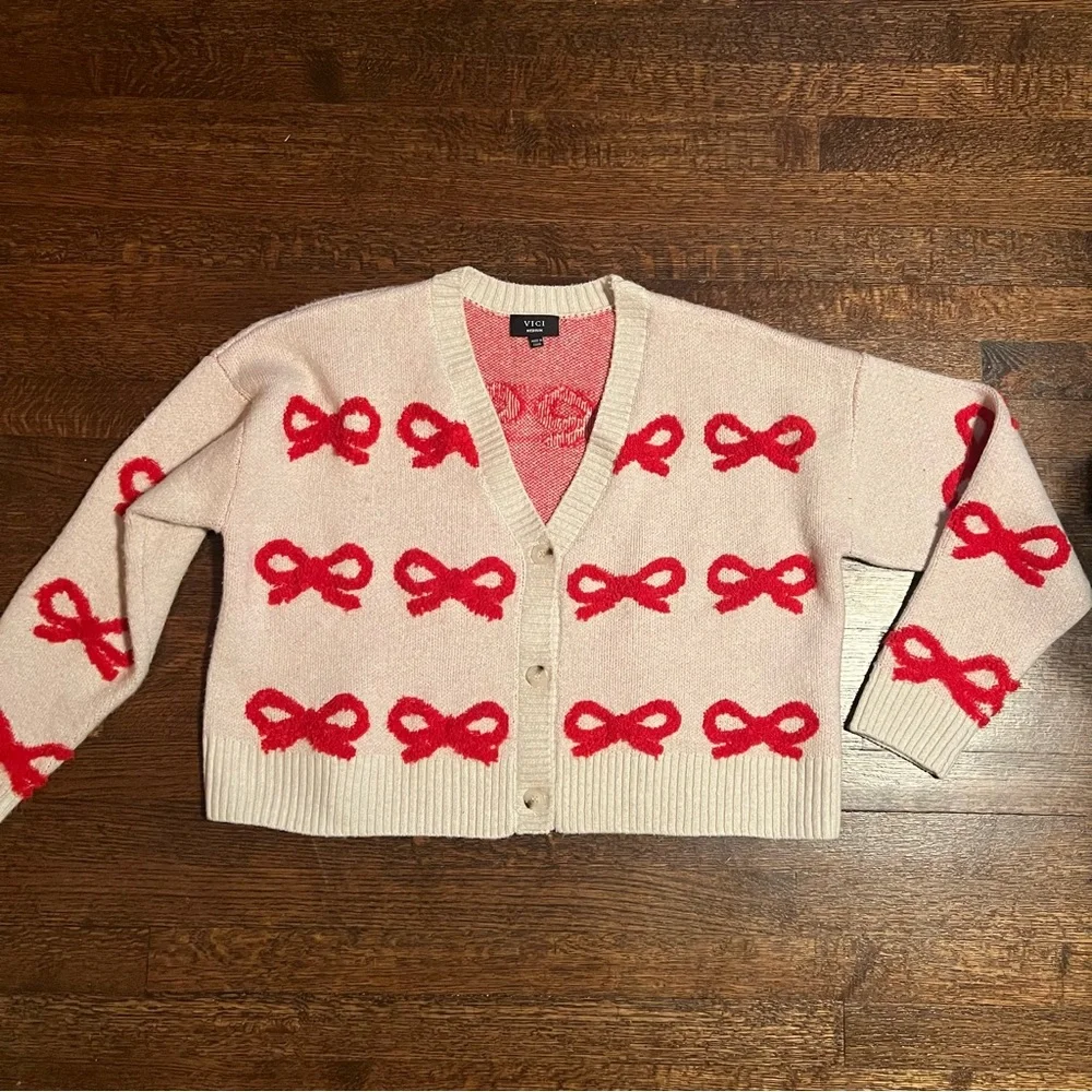 VIci cream with red bow cropped sweater size medium